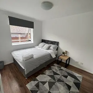  Apartment Canary Wharf Haven - Spacious & Homely Entire 1 Bedroom Flat