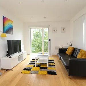 Spacious & Modern 1 Bedroom Close To Station In E16 Apartment London